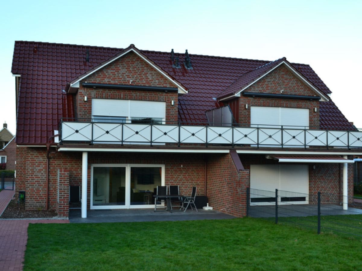 Sonnenterrasse der Insel Lounge mit Gartenmöbeln auf Borkum