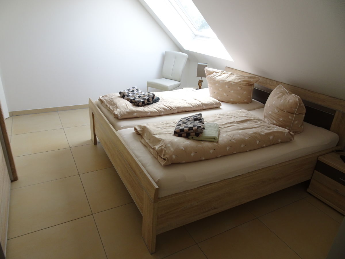 Schlafzimmer mit Doppelbett