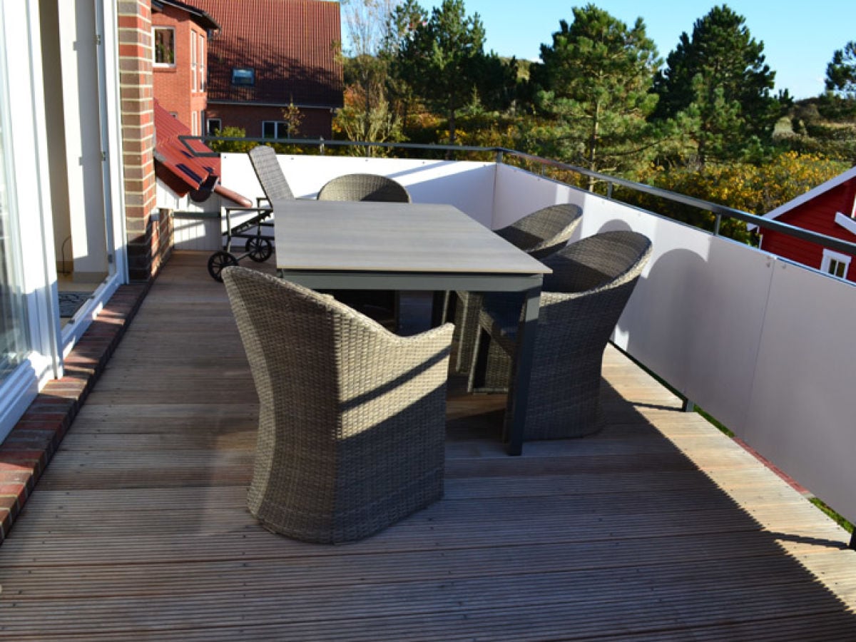 Großer Balkon mit Gartenmöbeln