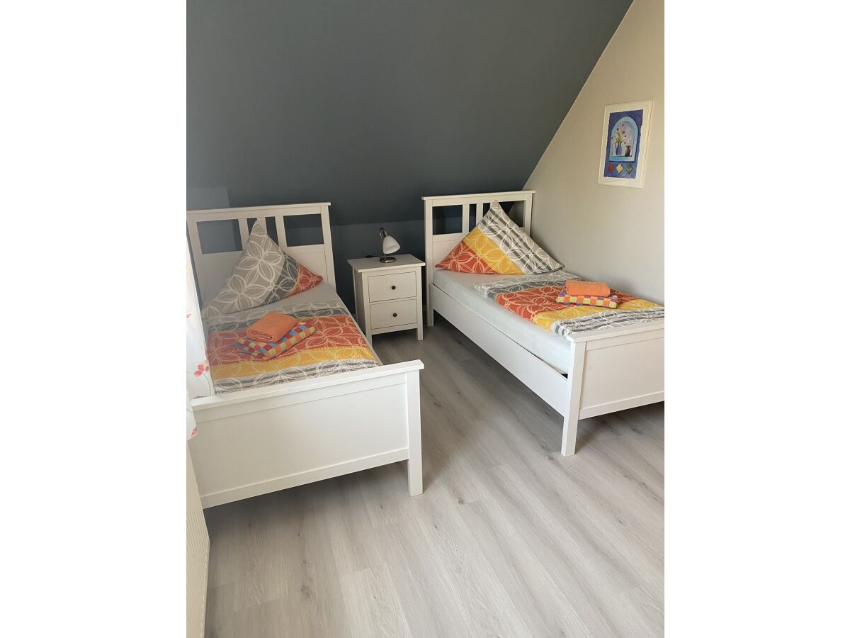 Kinderzimmer mit zwei Einzelbetten